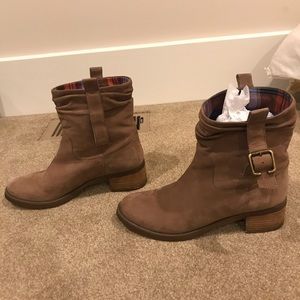 le saunda boots price